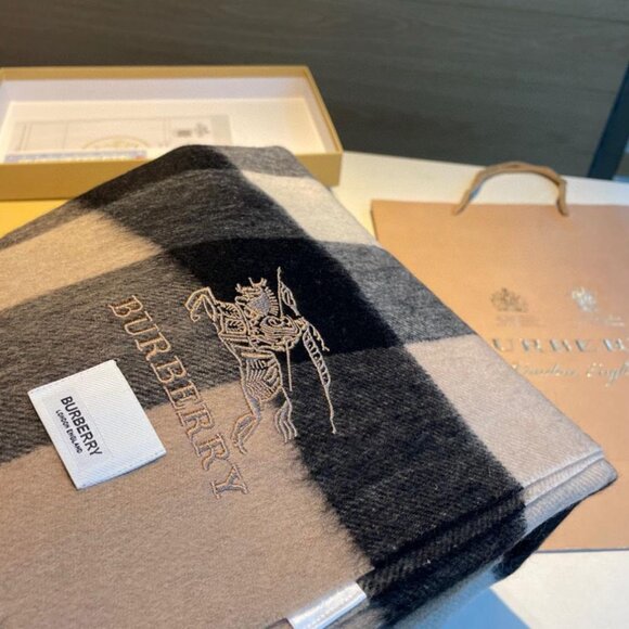 Brand new Burberry classic style scarf - Picture 2 of 7